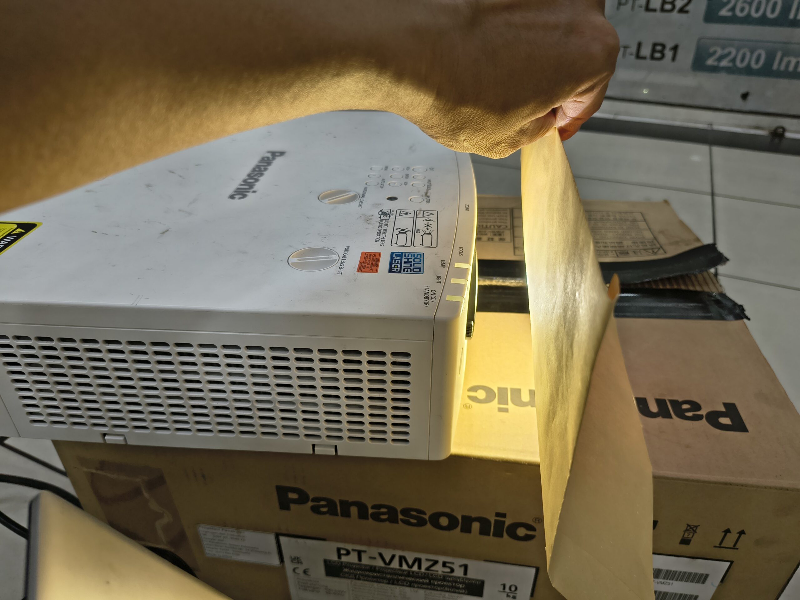 Panasonic VMZ51 Kertas Amplop Coklat di Pakai Saat Proyektor Nyala 1.7 scaled