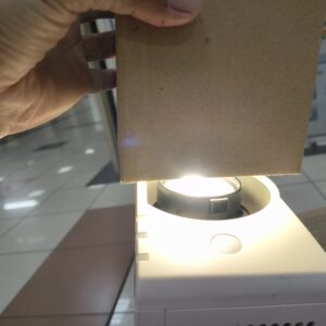 Menggunakan kotak kardus saat proyektor nyala