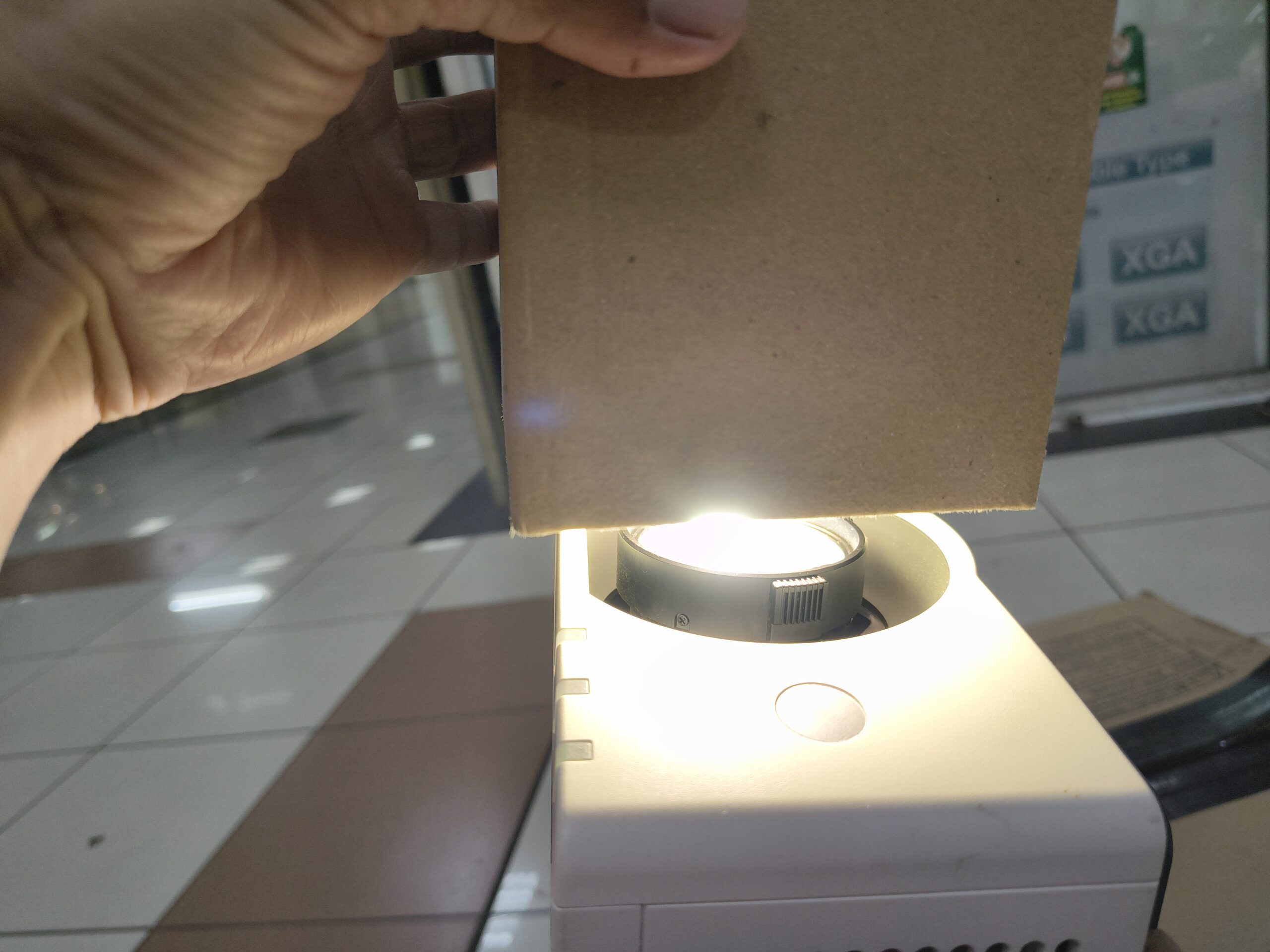 Panasonic VMZ51 Kotak Kardus di Pakai Saat Proyektor Nyala 1.1 scaled