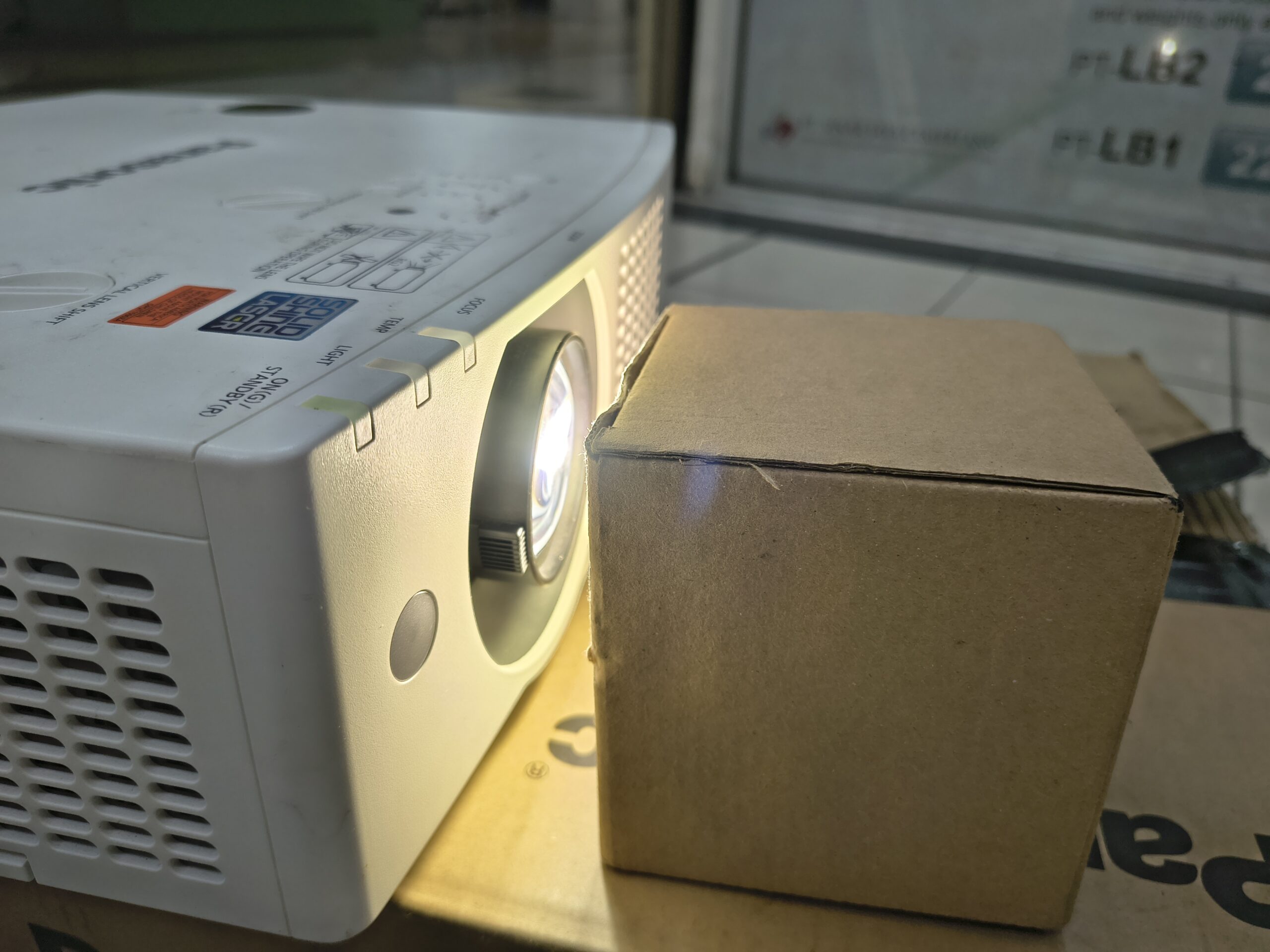 Panasonic VMZ51 Kotak Kardus di Pakai Saat Proyektor Nyala 1.3 scaled