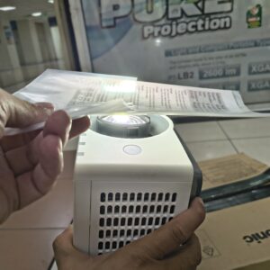 Menggunakan plastik bening saat proyektor nyala