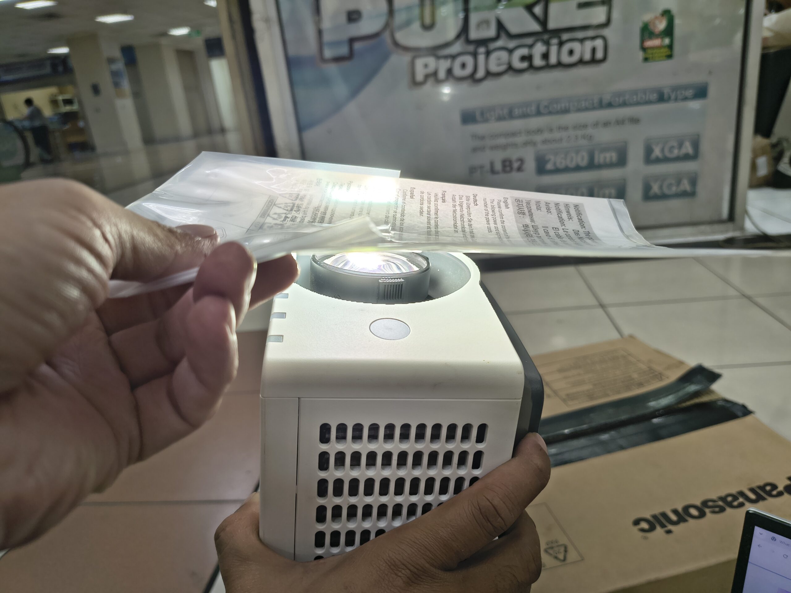 Panasonic VMZ51 Plastik Bening di Pakai Saat Proyektor Nyala 1.0 scaled