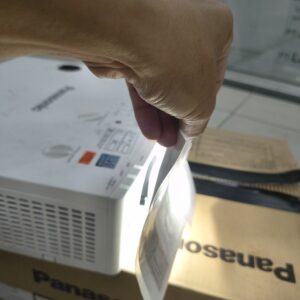 Menggunakan plastik bening saat proyektor nyala