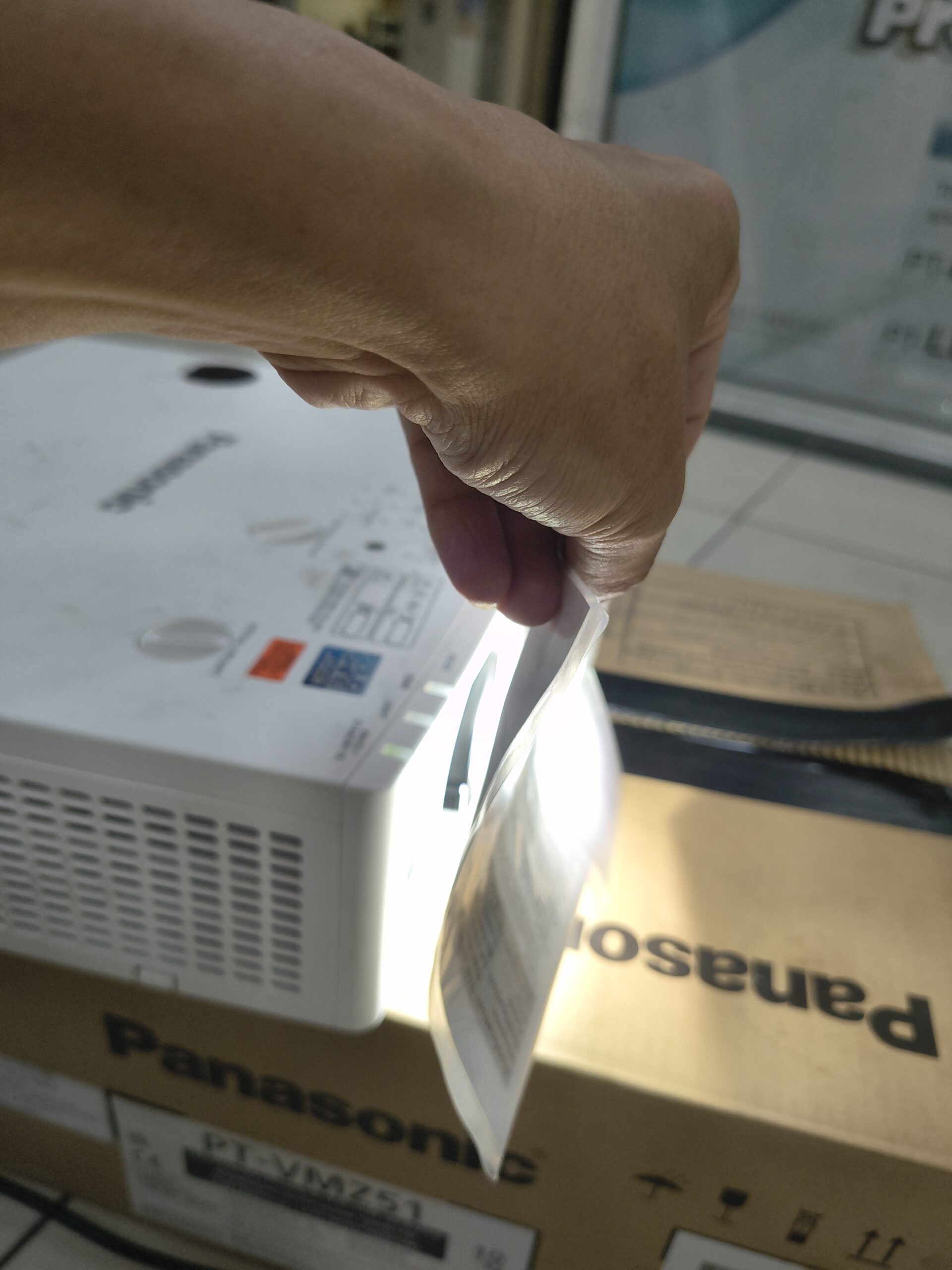 Panasonic VMZ51 Plastik Bening di Pakai Saat Proyektor Nyala 2.1 scaled