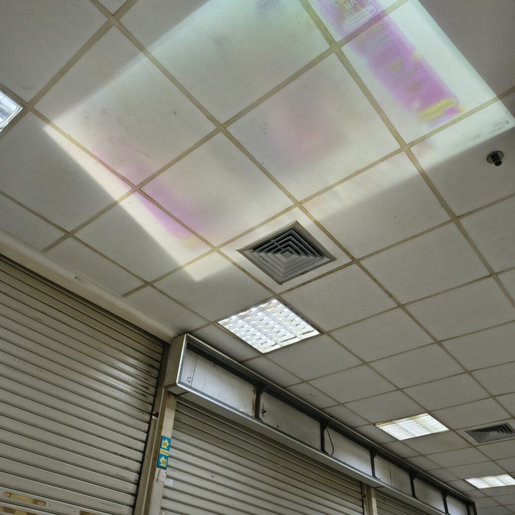 Tampilan image / gambar menjadi blur karena lensa proyektor rusak.