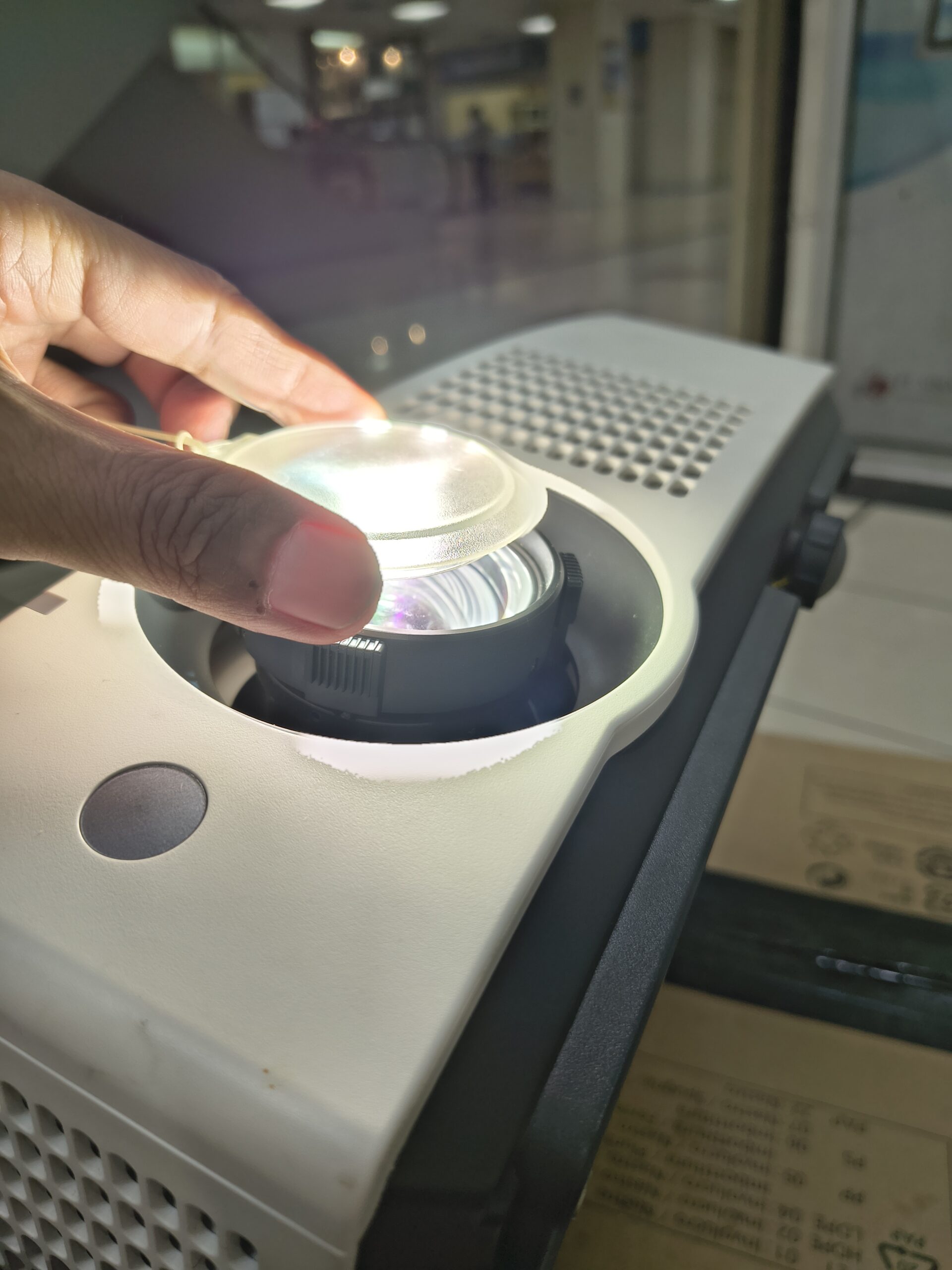 Panasonic VMZ51 Tutup Lensa di Pakai Saat Proyektor Nyala 1.2 1 scaled