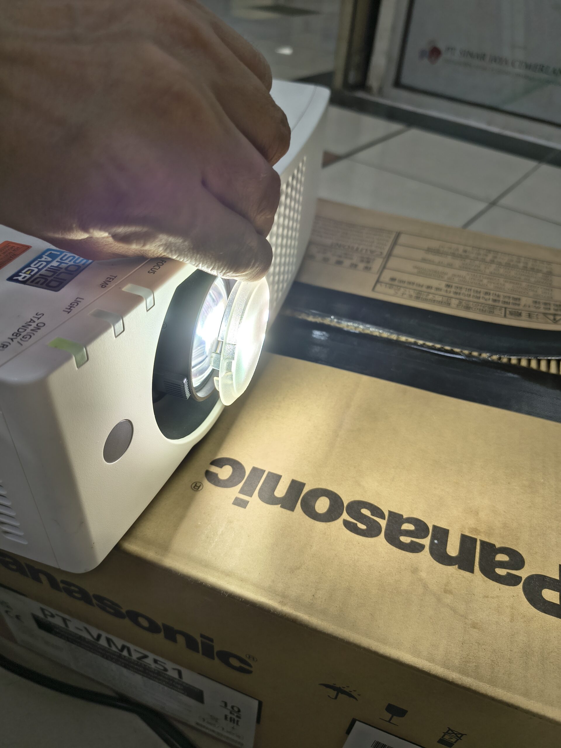 Panasonic VMZ51 Tutup Lensa di Pakai Saat Proyektor Nyala 1.7 scaled