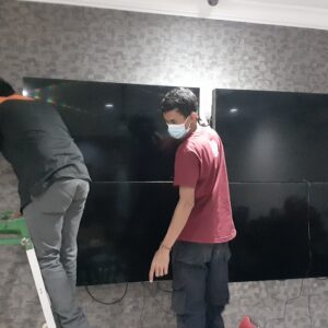 Pemasangan video wall ke tembok + Setting bracket agar presisi