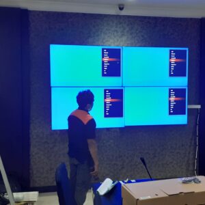 Pemasangan video wall ke tembok + Setting bracket agar presisi + test nyala