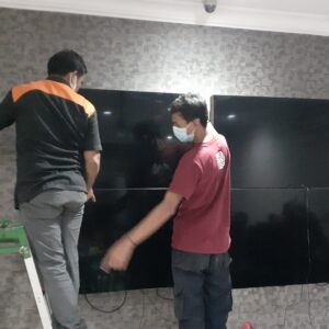 Pemasangan video wall ke tembok + Setting kabel